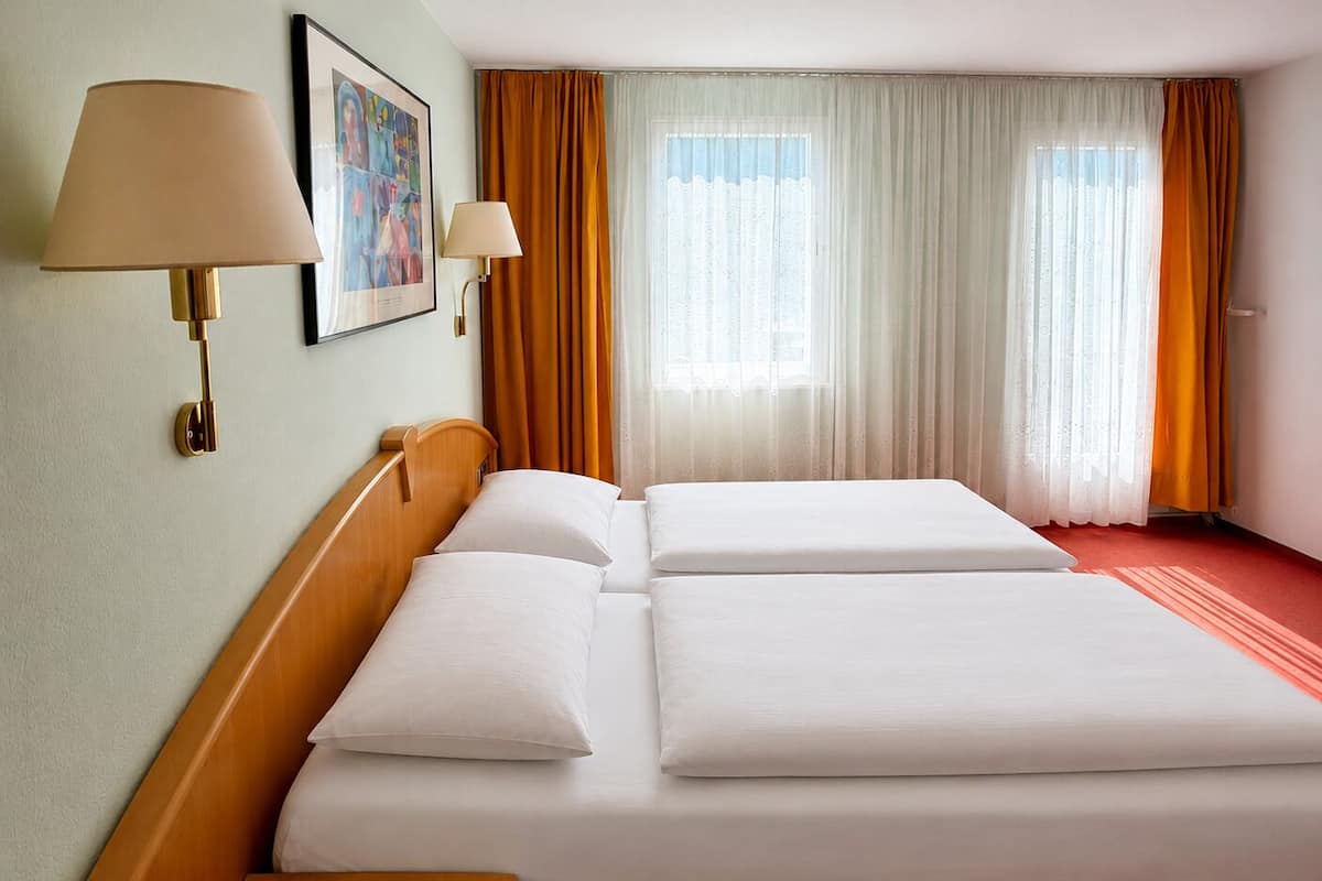 Chambre classique double | Lit avec matelas à plateau-coussin, bureau, accès au Wi-Fi (inclus)