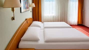 Habitación doble clásica | Camas con pillow-top, escritorio, wifi gratis y muebles diferentes