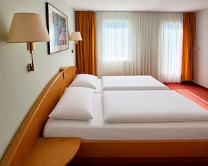 Quarto casal clássico | Camas com colchões pillow-top, escrivaninha, Wi-Fi de cortesia