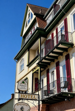 Un hotel con un letrero que indica que ofrece cerveza y funciona como restaurante.