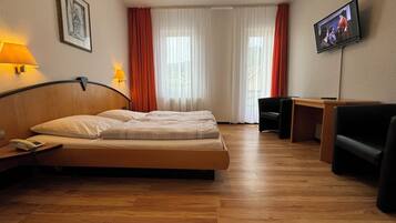 Habitación doble clásica | Camas con pillow-top, escritorio, wifi gratis y muebles diferentes