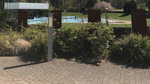 A modern building with a swimming pool, surrounded by greenery and hills. - Hotel Kull von Schmidsfelden (Bad Herrenalb)