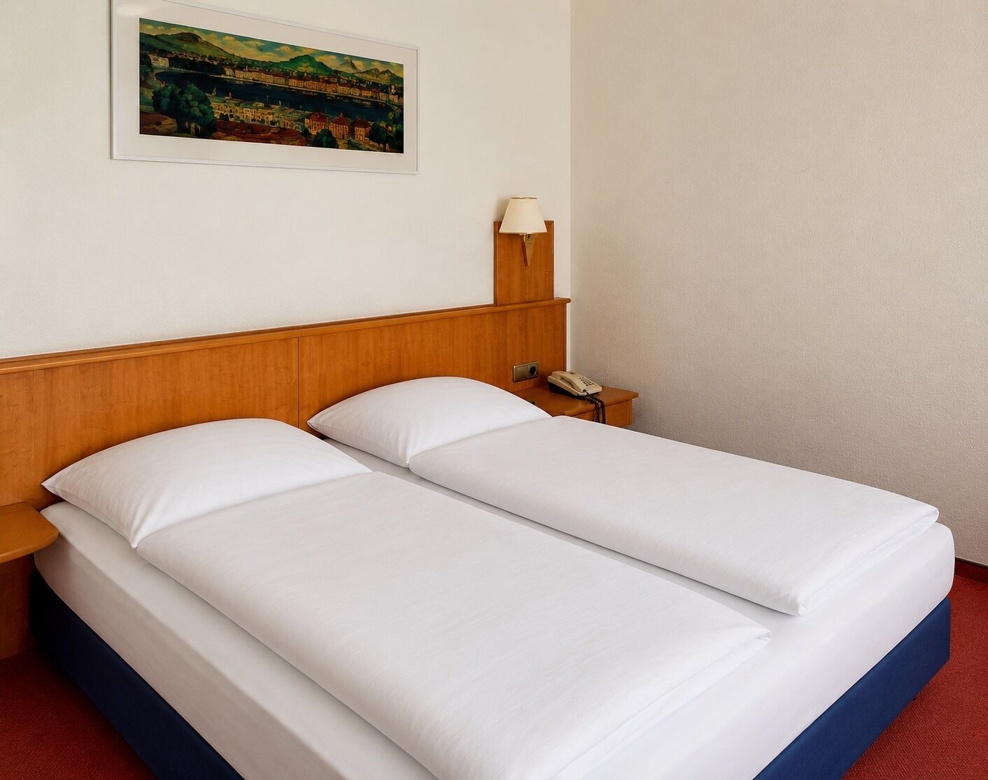 Habitación doble clásica | Camas con pillow-top, escritorio, wifi gratis y muebles diferentes 