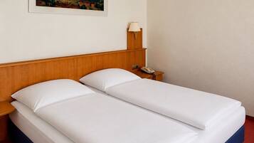 Habitación doble clásica | Camas con pillow-top, escritorio, wifi gratis y muebles diferentes