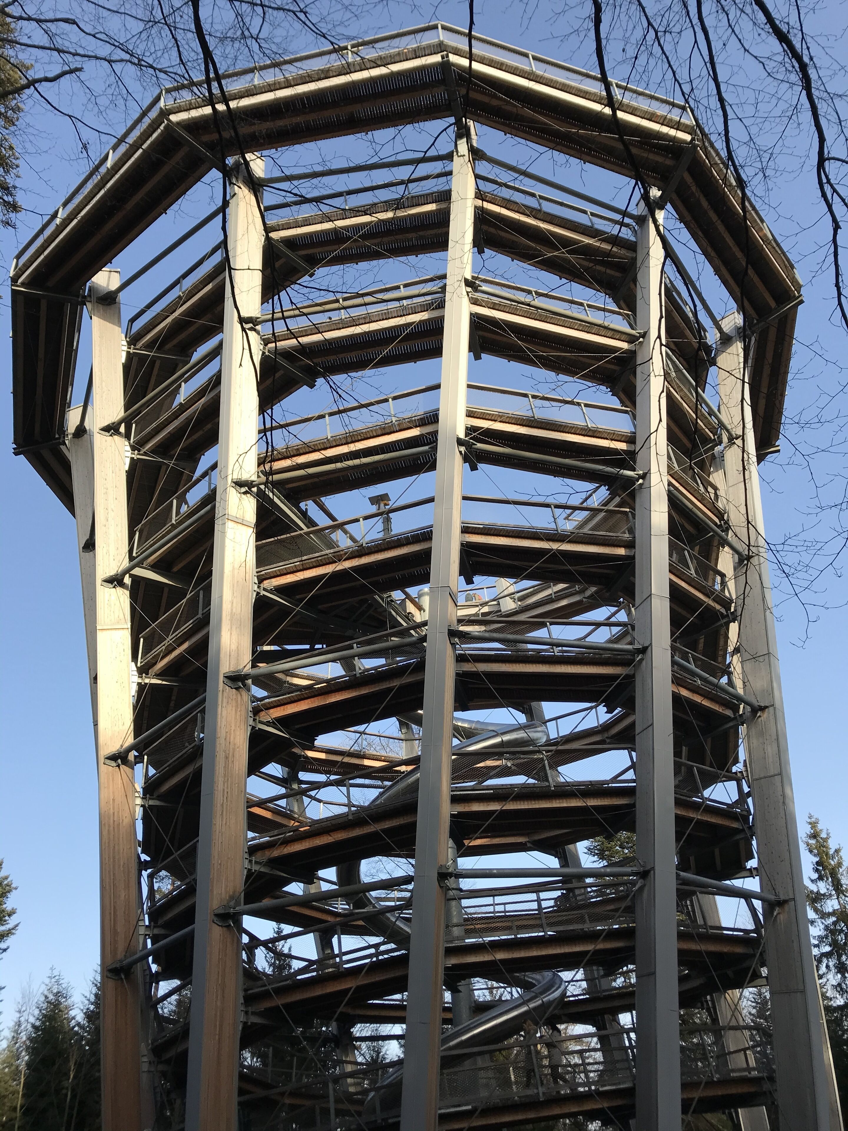 Una estructura metálica grande y de varios niveles, con un entramado complejo, probablemente parte de un proyecto arquitectónico o industrial más amplio.