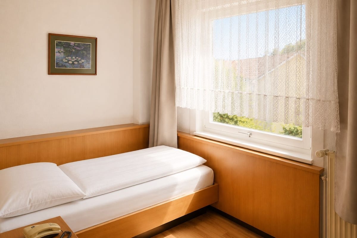 Quarto solteiro clássico | Camas com colchões pillow-top, escrivaninha, Wi-Fi de cortesia