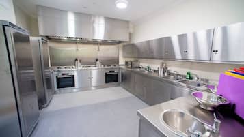 Refrigerador, microondas, horno, utensilios de cocina