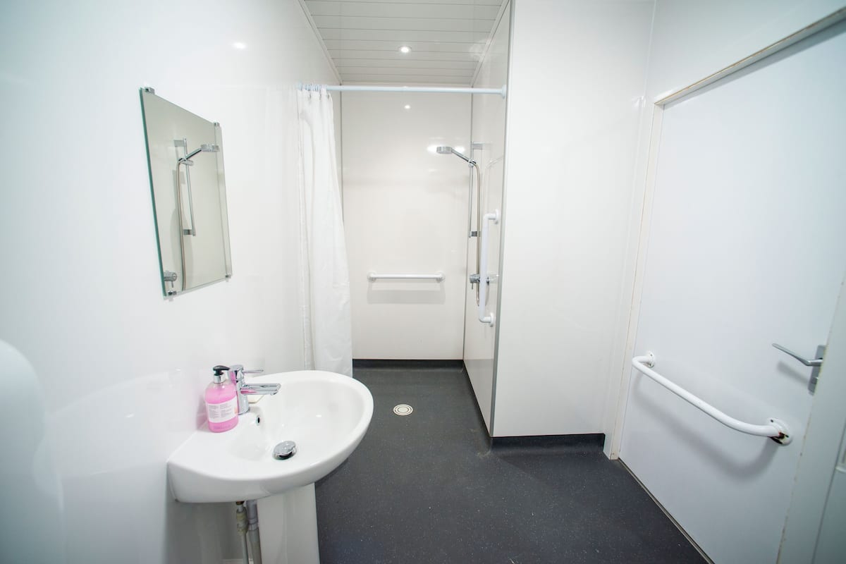 Driepersoonskamer, en-suite badkamer | Gratis wifi, beddengoed, rolstoeltoegankelijk