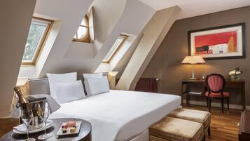 Item bar mini percuma, peti besi dalam bilik, meja