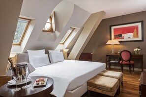 Mini-bar avec articles gratuits, coffres-forts dans les chambres, bureau