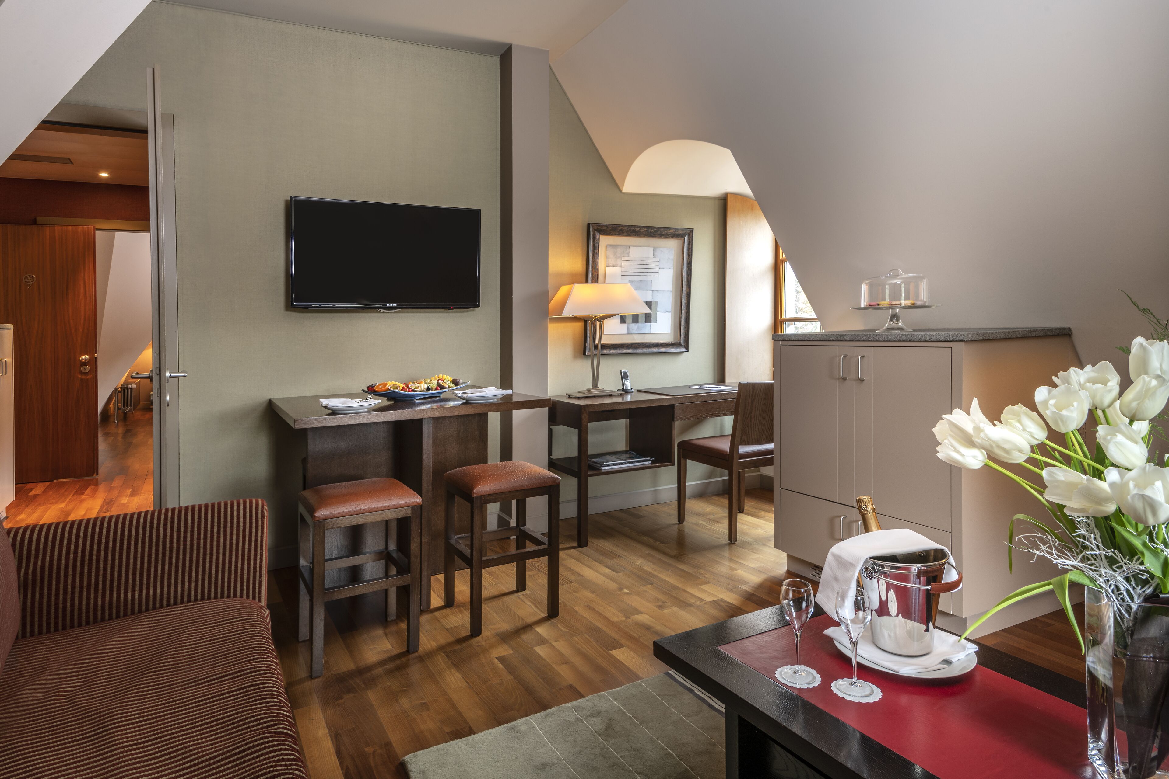 deluxe suite, 1 king bed, lake view | living area | 20-cm smart tv with cable channels, tv