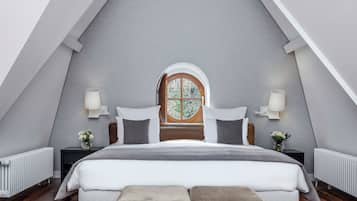 Suite, Lake View | Free minibar items, in-room safe, desk, laptop workspace