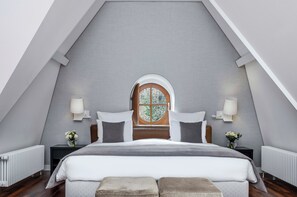 Suite, Seeblick | Minibar (mit einigen kostenlosen Artikeln), Zimmersafe, Schreibtisch