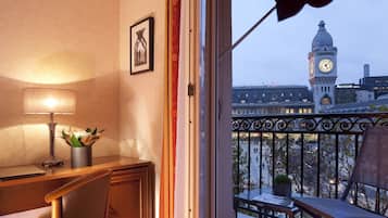 Minibar, in-room safe, desk, iron/ironing board