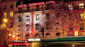 Un edificio con un llamativo letrero que dice 'HOTEL TERMINUS LYON'.