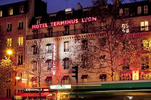 Un edificio con un llamativo letrero que dice 'HOTEL TERMINUS LYON'.