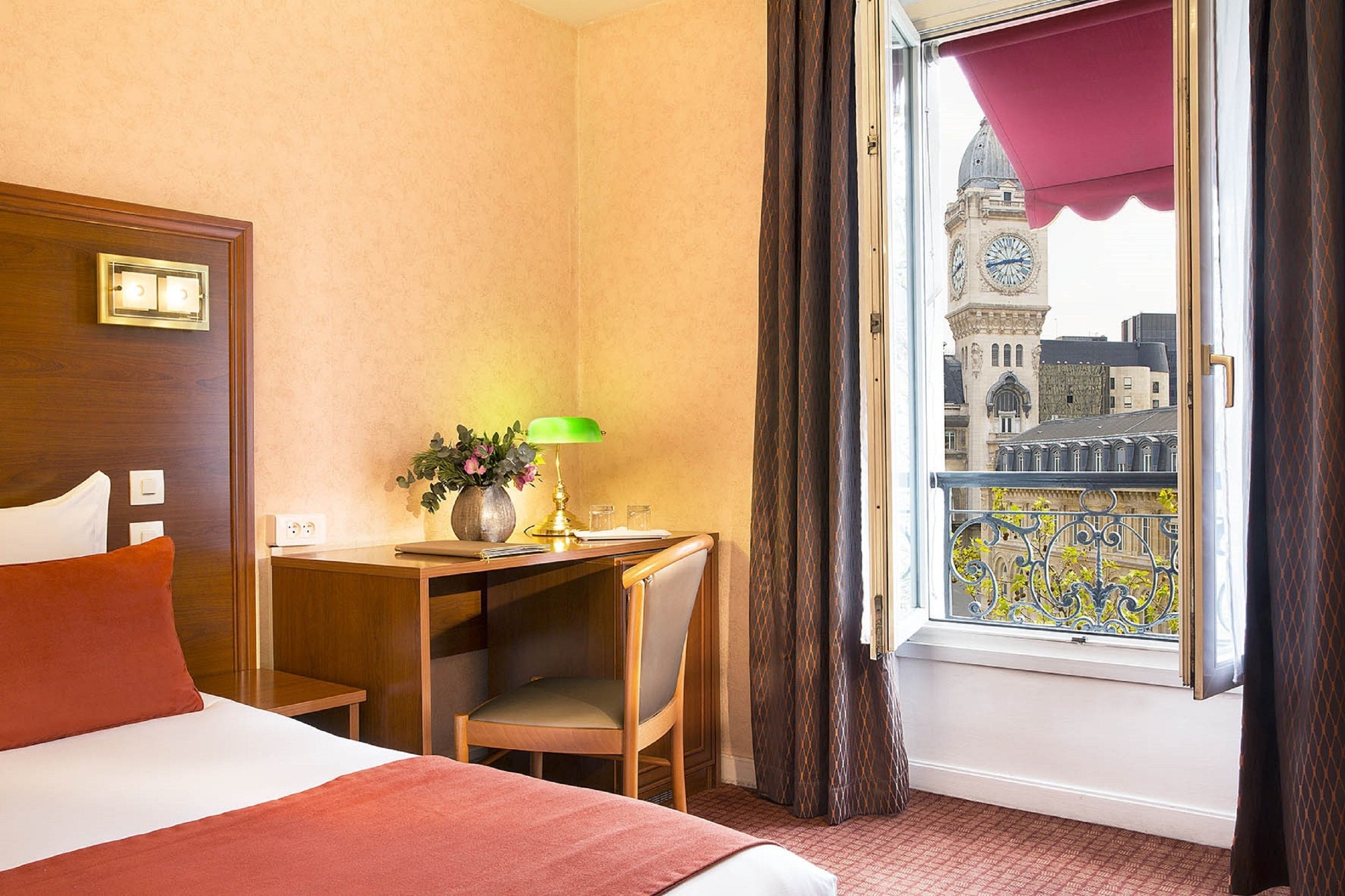 classic double room | 1 bedroom, minibar, in-room safe, desk