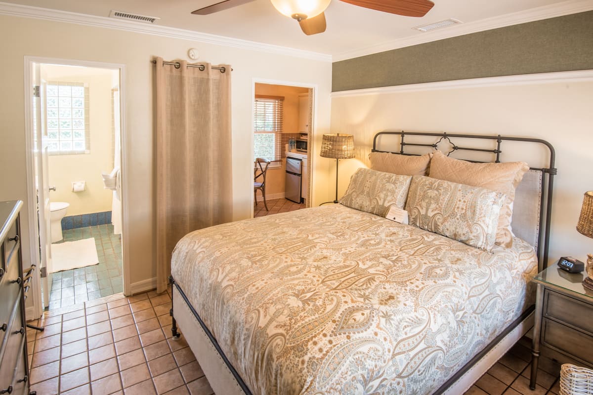 Standard Room, 1 Queen Bed, Kitchen (9) | 1 bedroom, premium bedding, individually decorated