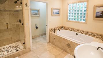 Deluxe Room, 1 King Bed, Bathtub | Bathroom