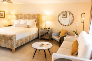 Kamar Deluks, 1 Tempat Tidur King, bathtub | Seprai premium dan didekorasi berbeda-beda