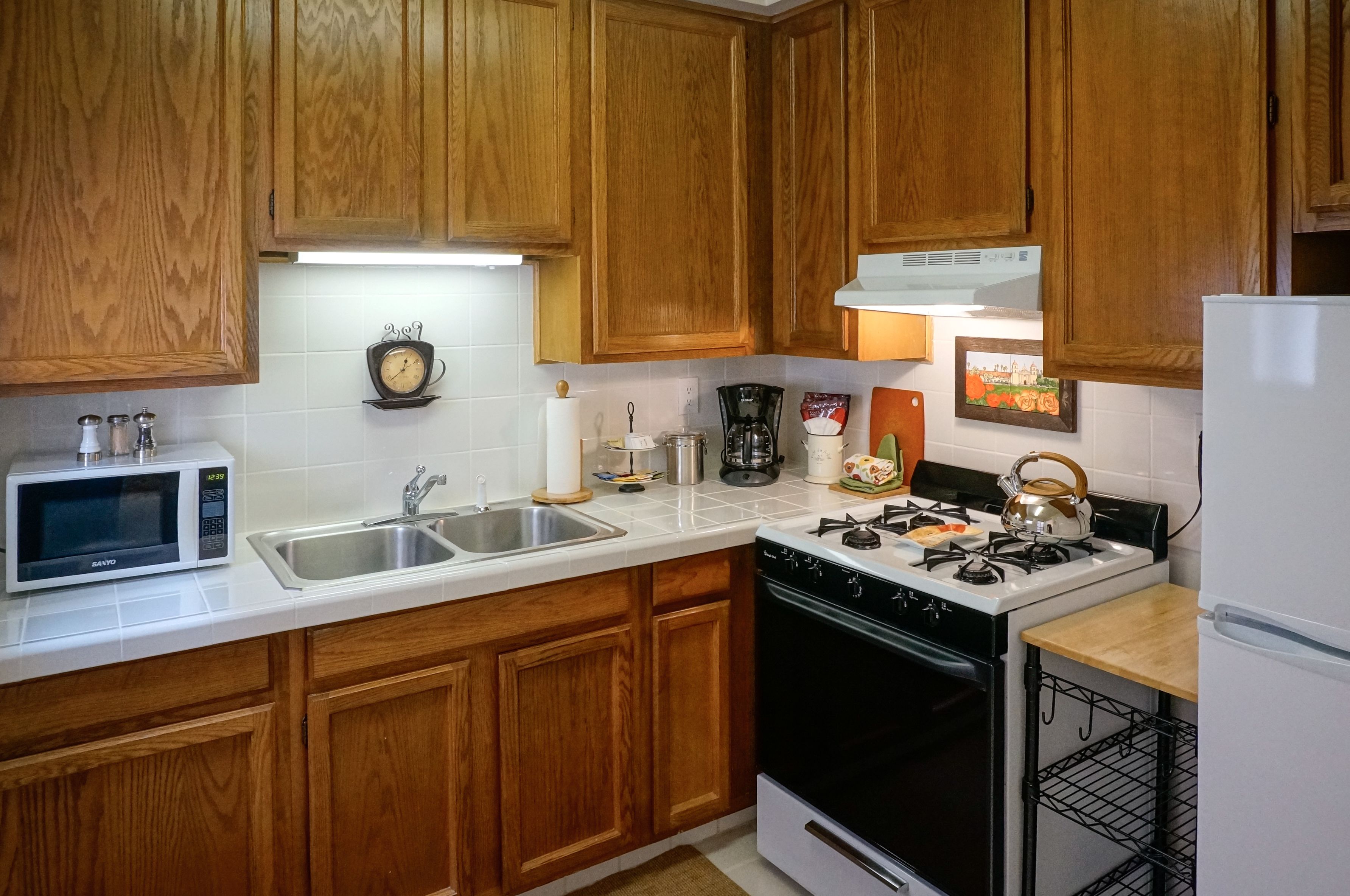 coffee/tea maker, cookware/dishes/utensils