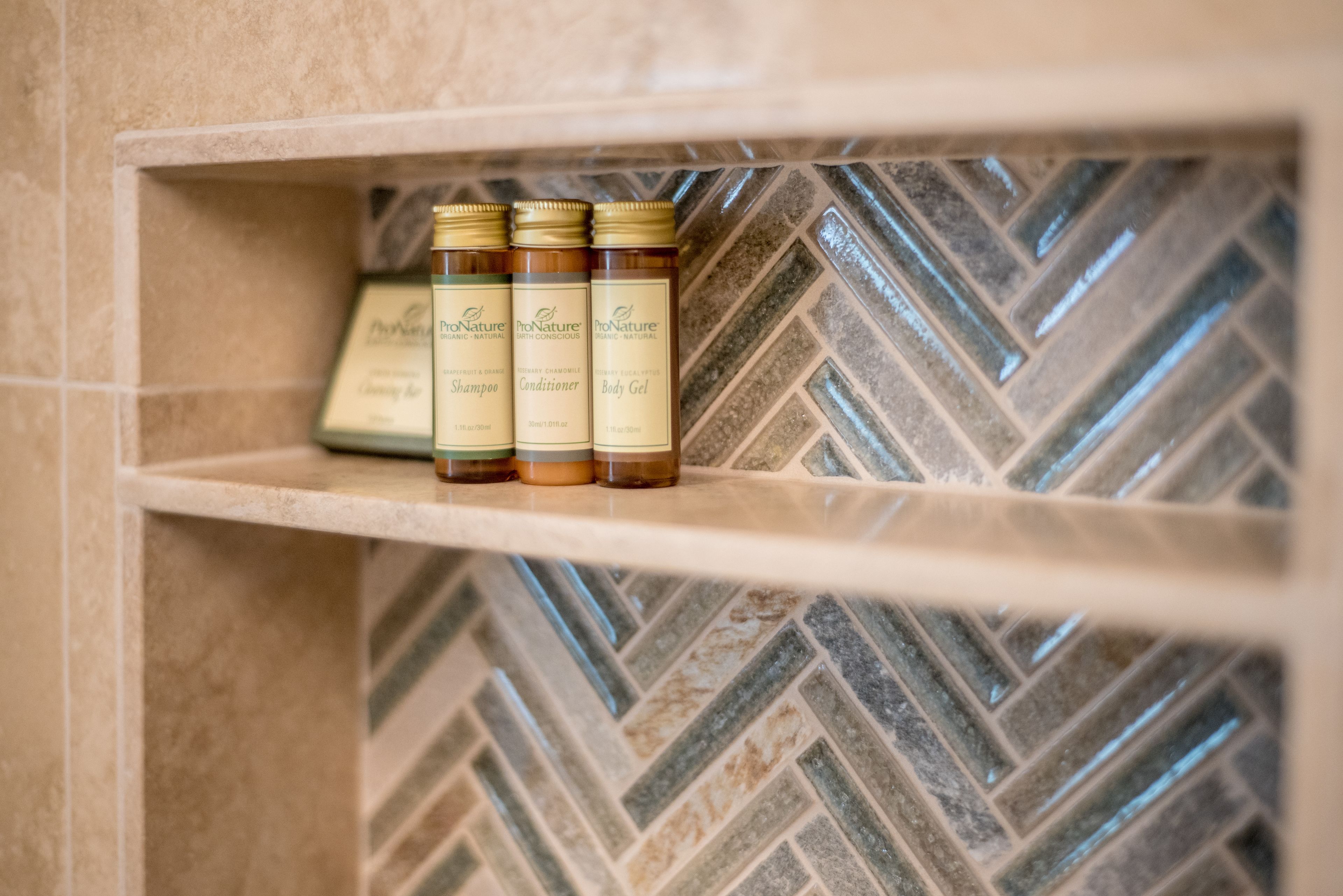 deluxe studio, 1 queen bed, kitchen | room amenity