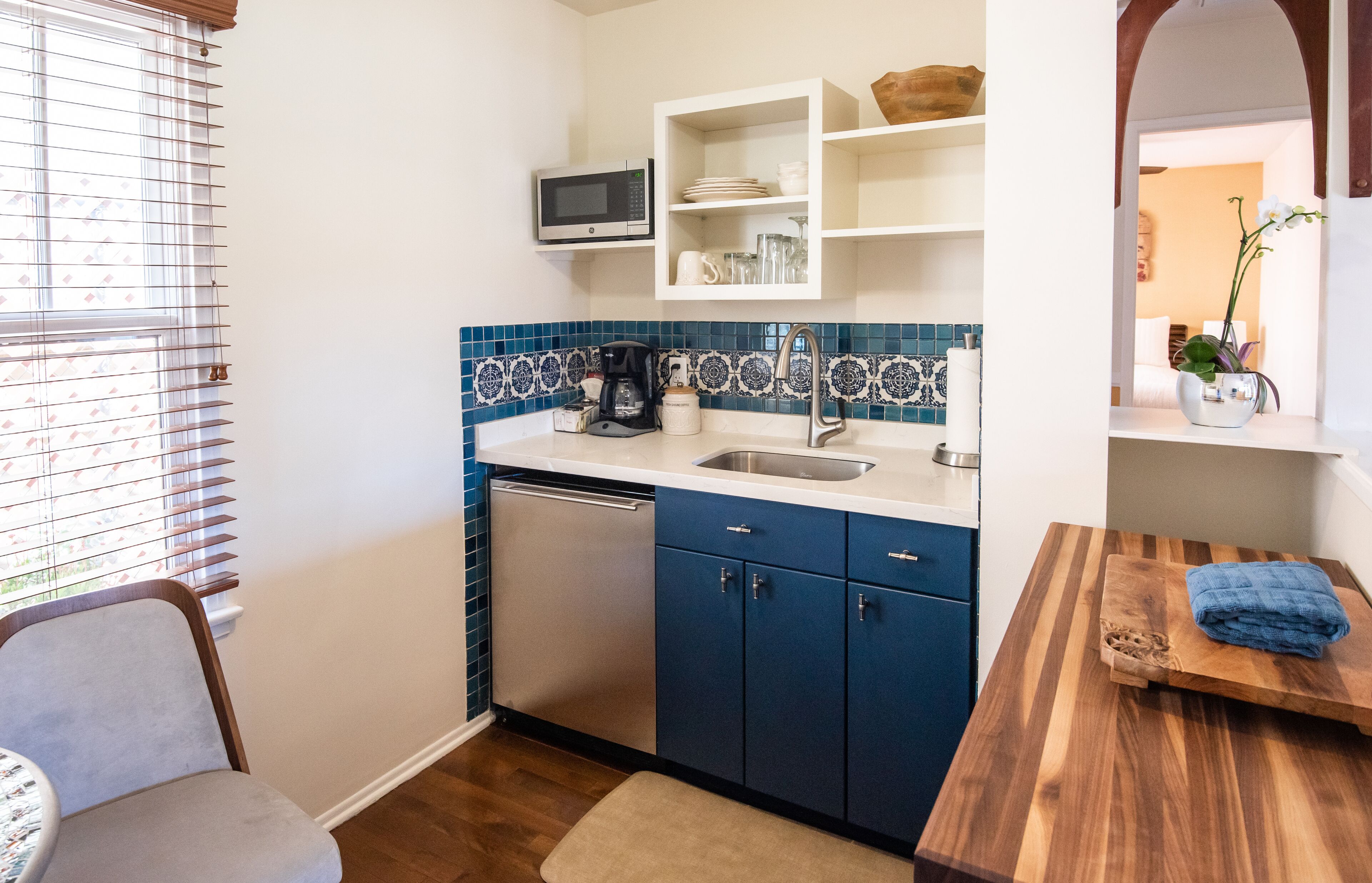 deluxe studio, 1 queen bed (3) | private kitchenette | coffee/tea maker, cookware/dishes/utensils