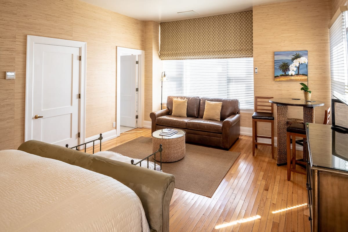 Deluxe Studio, 1 King Bed, Kitchen (116A) | 1 bedroom, premium bedding, individually decorated