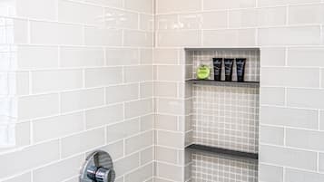 Studio, 1 grand lit | Douche de la salle de bain