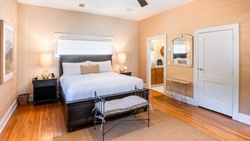 Deluxe Studio, 1 King Bed, Kitchen (118C) | Premium bedding, individually decorated, individually furnished
