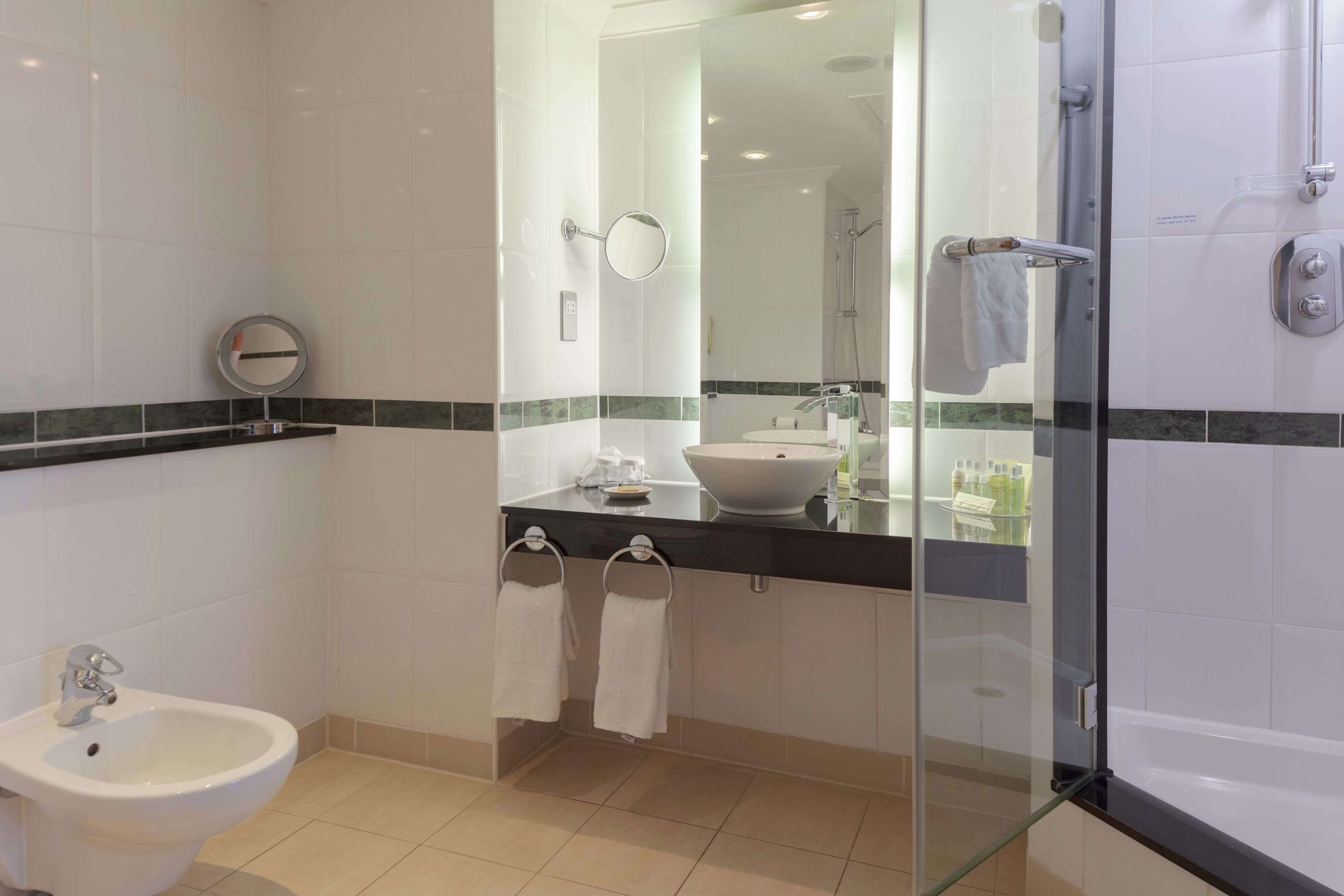 executive suite, 1 king bed, club lounge access | bathroom shower