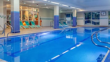 Piscine couverte, chaises longues