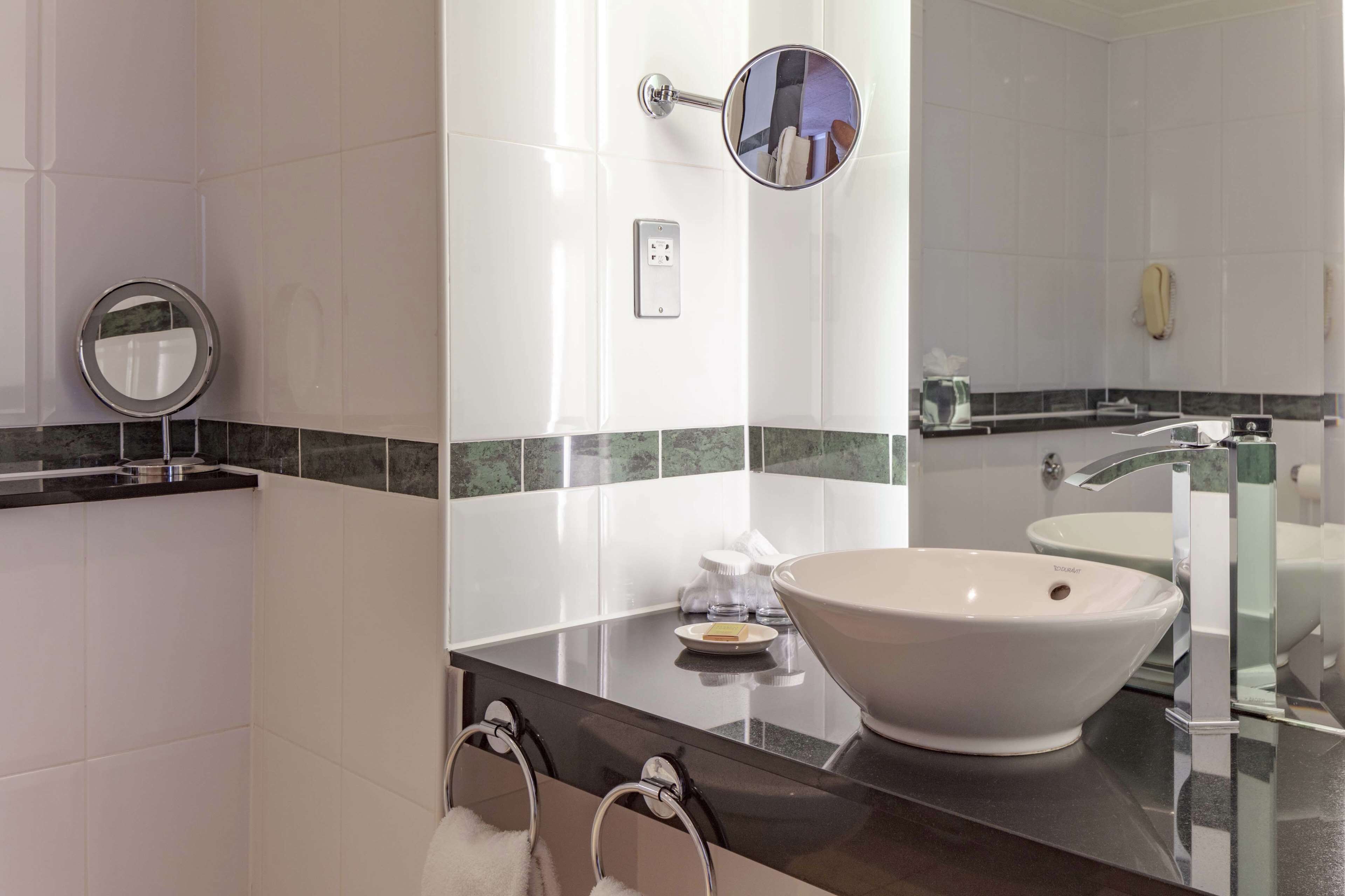 executive suite, 1 king bed, club lounge access | bathroom | free toiletries, hair dryer, towels