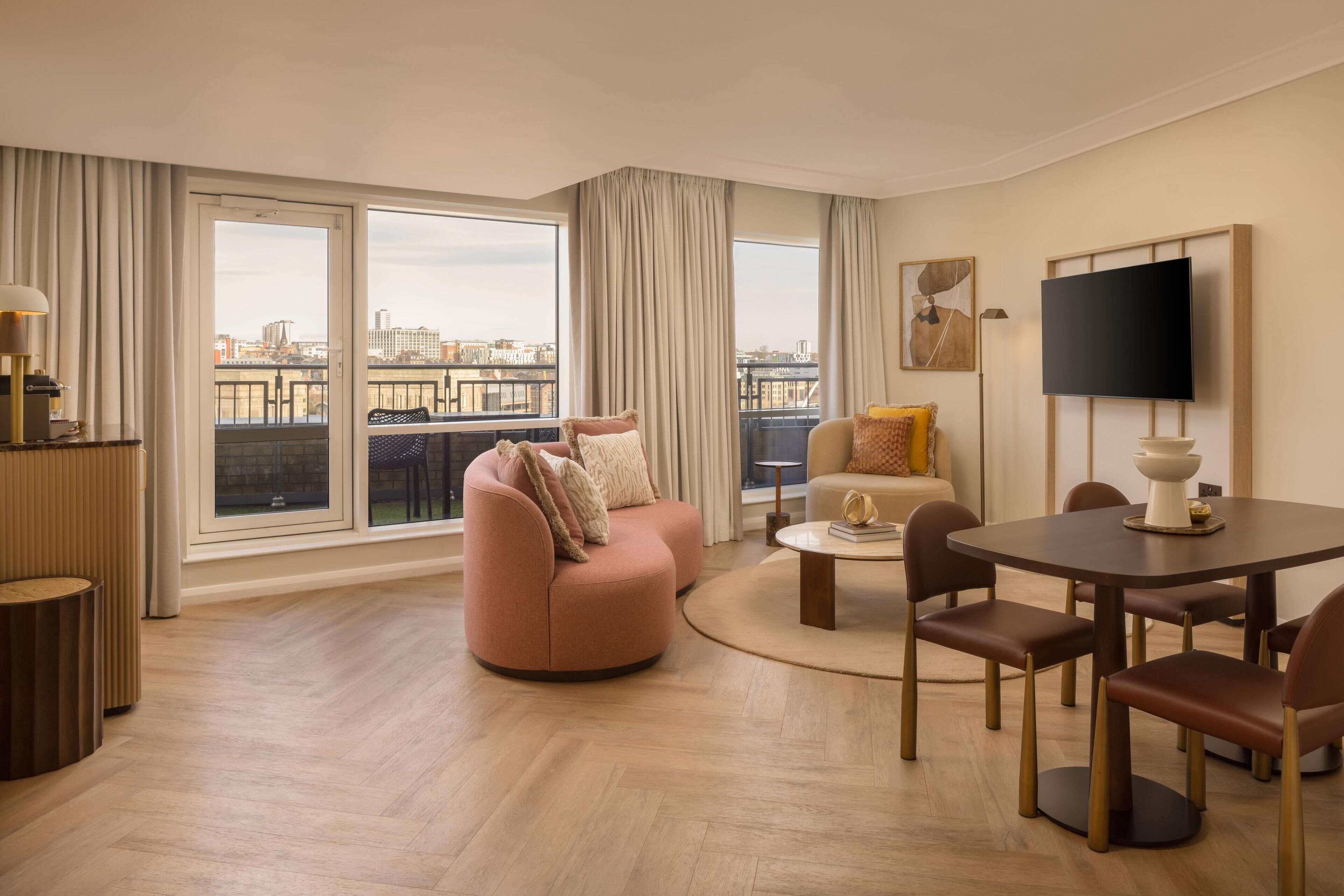 Una sala de estar moderna con un sofá, una mesa de centro y una mesa de comedor.