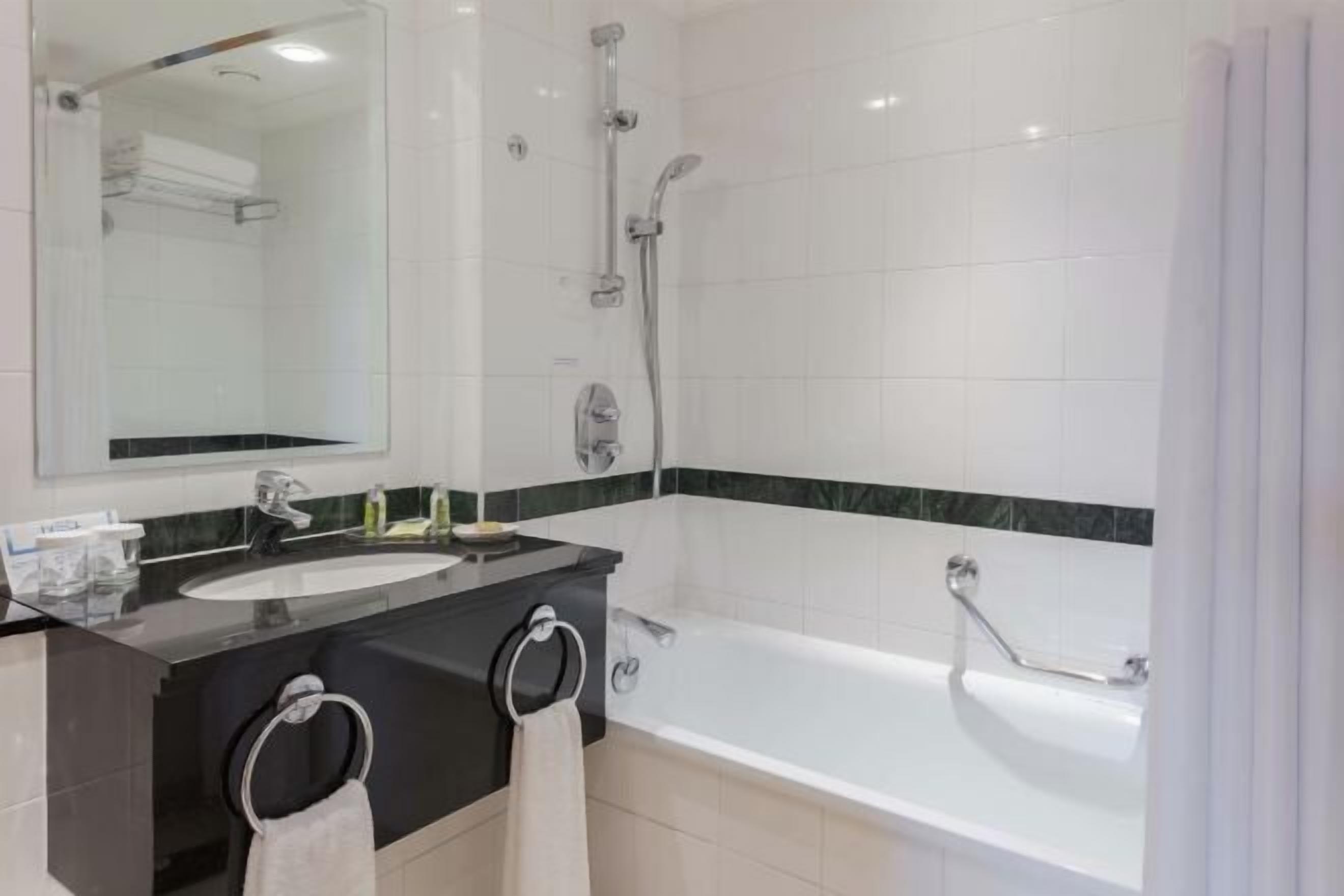 Badkamer | Gratis toiletartikelen, een haardroger, handdoeken