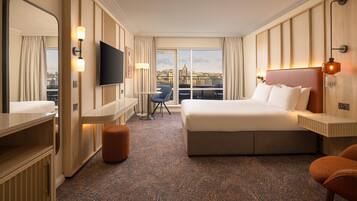 Executive Room, 1 Queen Bed, Balcony | In-room safe, desk, laptop workspace, blackout drapes