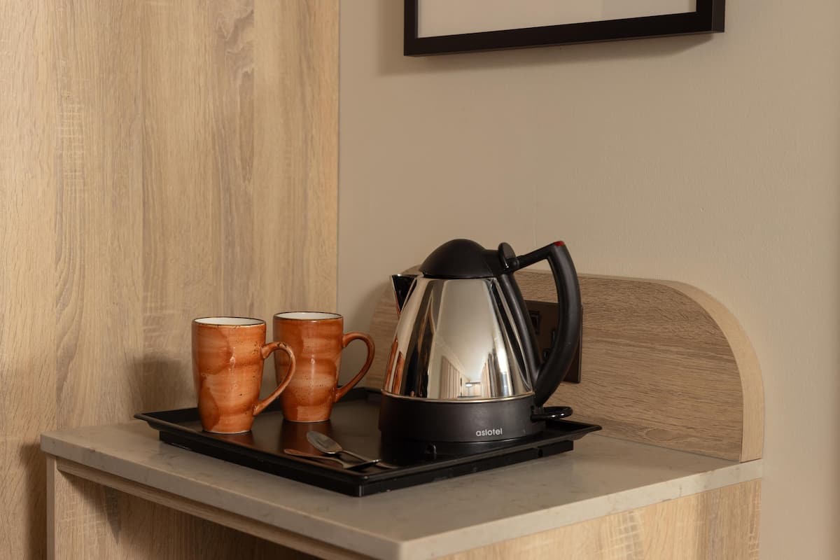 Zimmersafe, Schreibtisch, laptopgeeigneter Arbeitsplatz