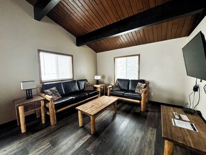 Kamar (Alpine Haus) | Seprai premium, selimut bulu angsa, brankas, dan setrika/meja setrika