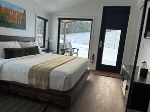 Premium bedding, down duvets, in-room safe, iron/ironing board - Pine Mountain Ski & Golf Resort (Iron Mountain)
