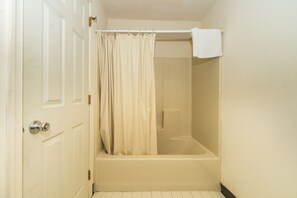 Chambre Standard double | Salle de bain | Douche, serviettes fournies