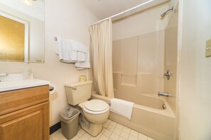 Kamer, Meerdere bedden | Badkamer | Een douche, handdoeken