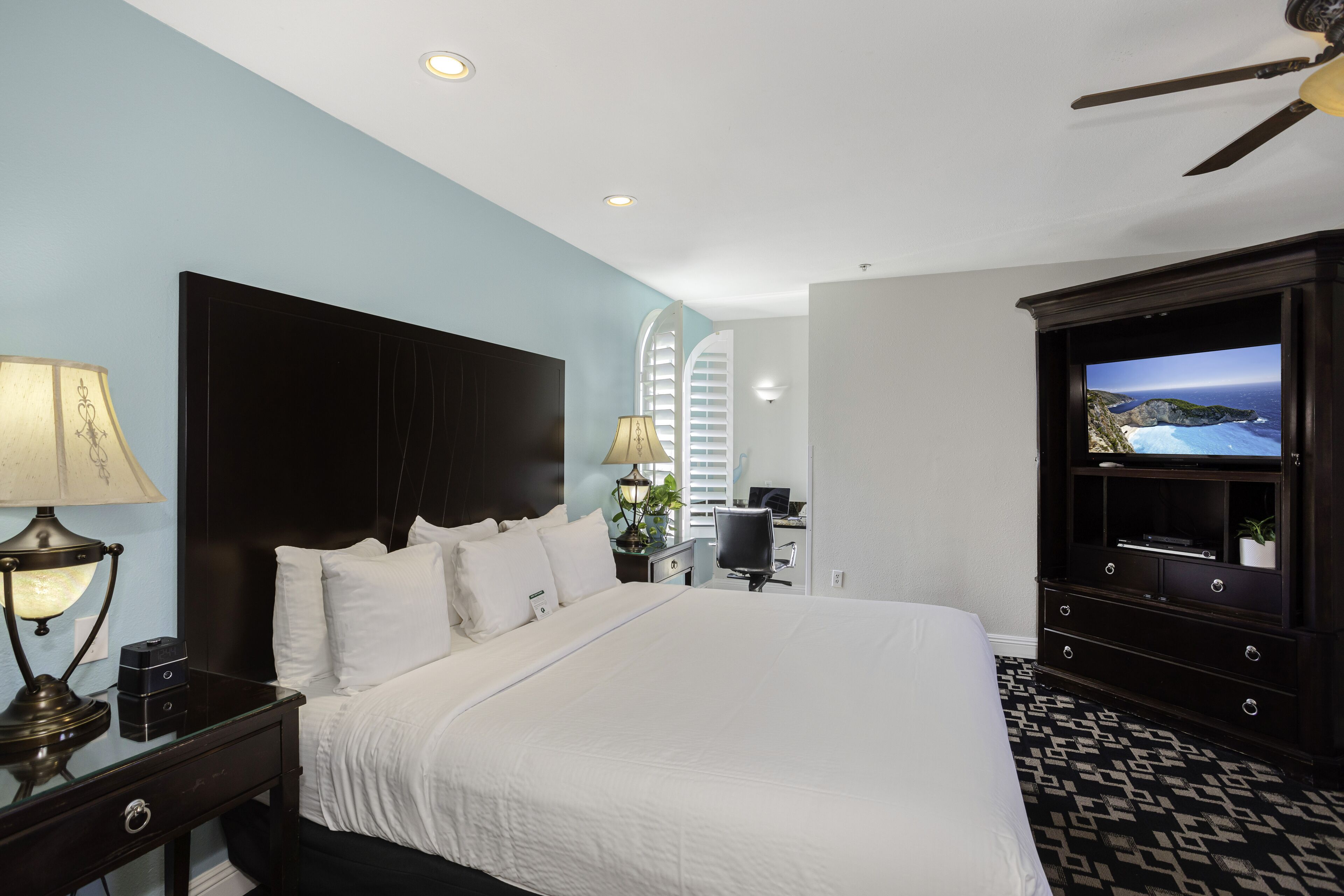 suite, 1 king bed with sofa bed, balcony | pillow-top beds, desk, blackout curtains, iron/ironing board