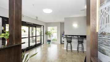 Coin salon dans le hall