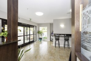 Lobby sitting area - The Hotel Oceanside (Oceanside)