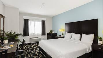 Chambre Standard, 1 trĂšs grand lit | Salle de bain | Ensemble douche/baignoire, articles de toilette gratuits, sĂšche-cheveux