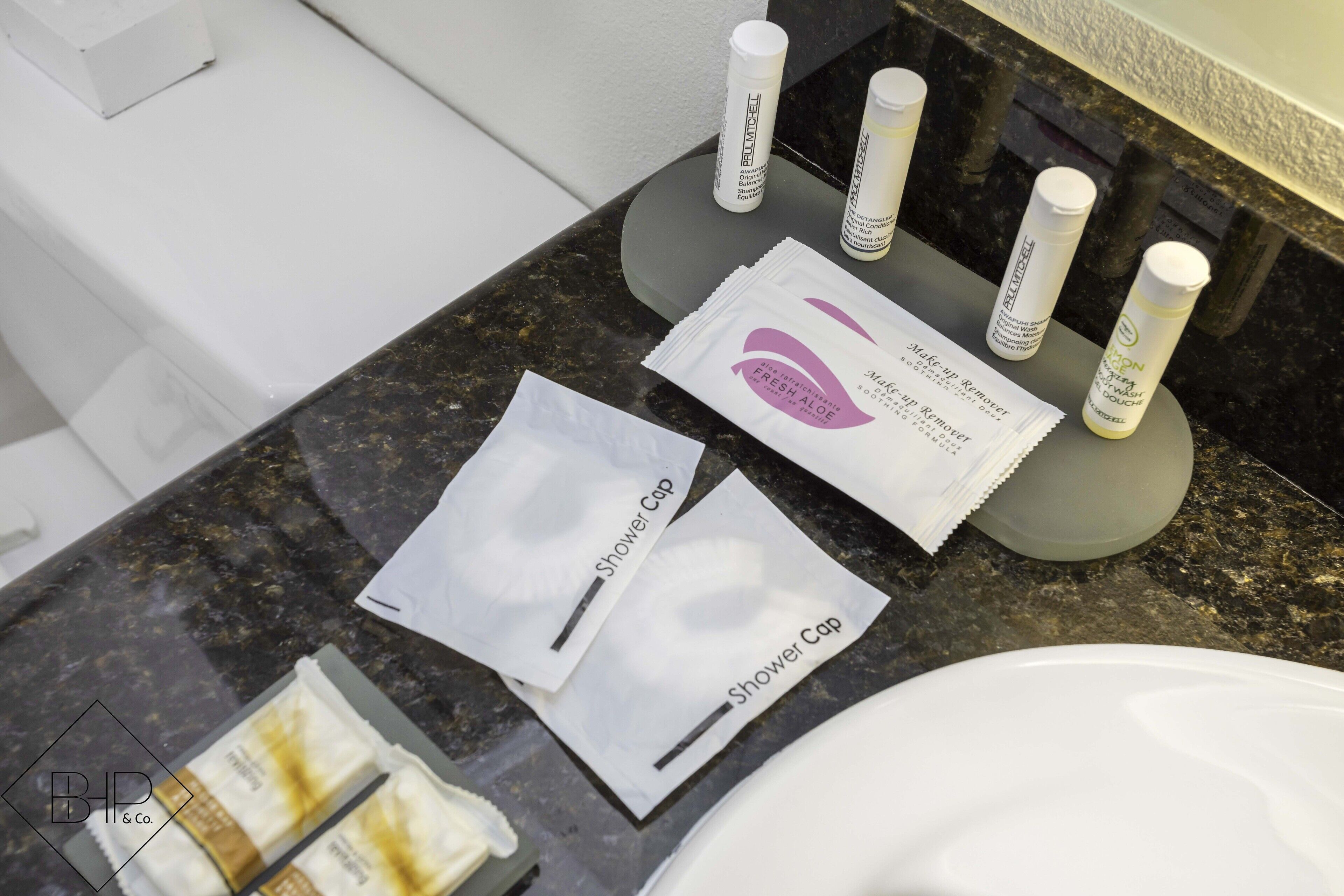 suite, 1 king bed with sofa bed | bathroom | combined shower/bathtub, free toiletries, hair dryer, towels