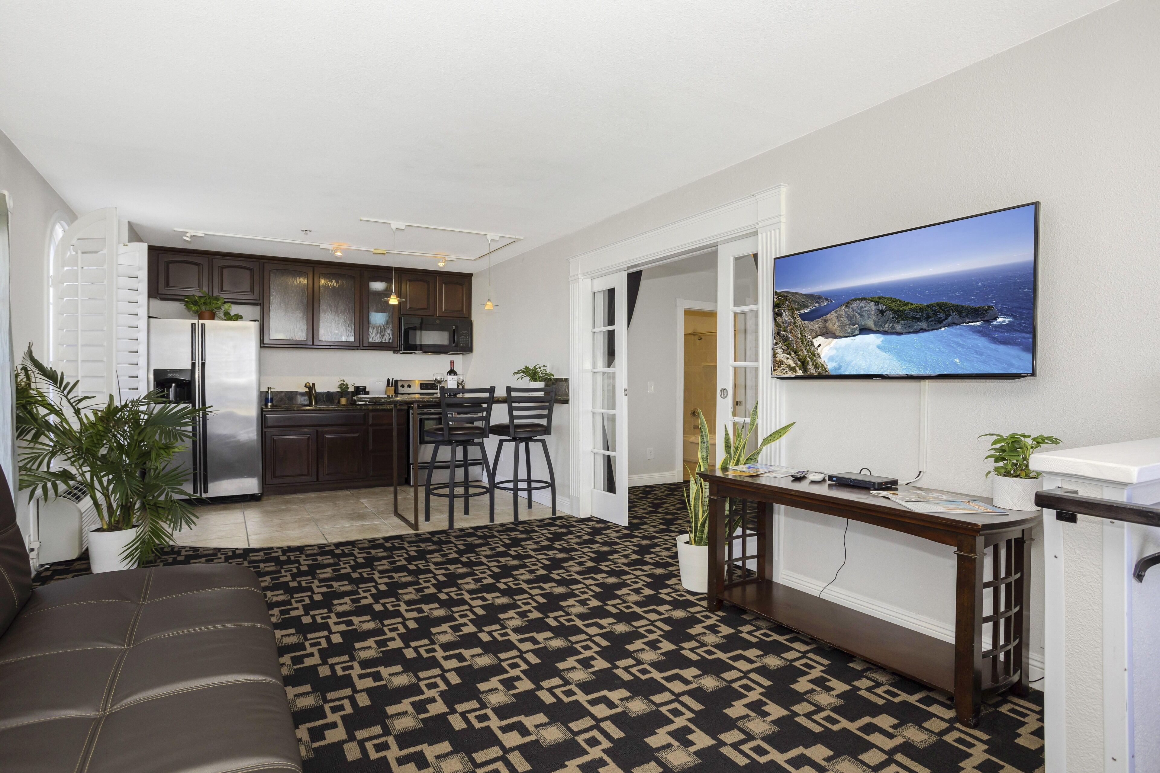 Suite, 1 King-Bett und Schlafsofa, Balkon | Wohnbereich | Flachbildfernseher