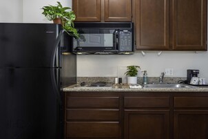 Colchones con acolchado adicional, escritorio, cortinas opacas