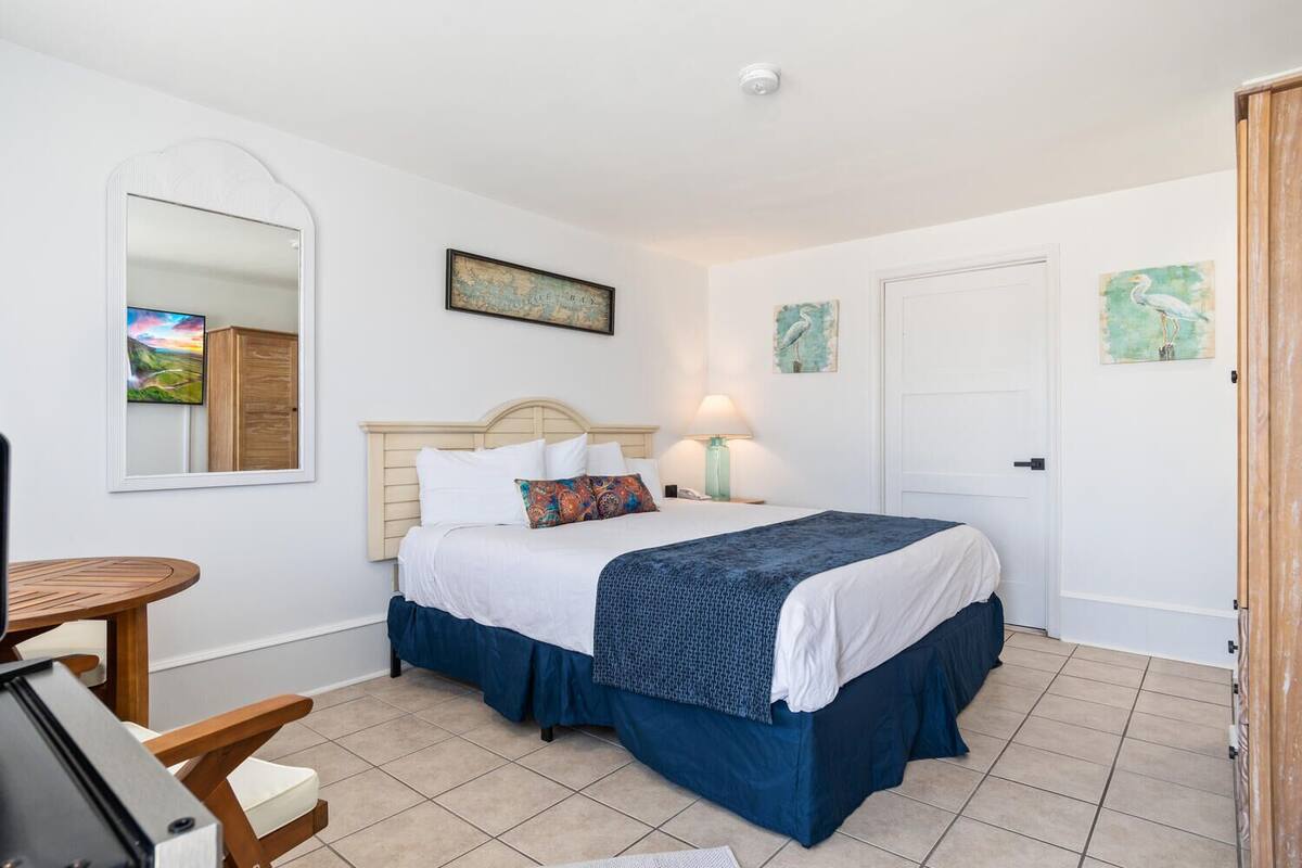 Deluxe Room, 1 King Bed | Iron/ironing board (on request), WiFi (free), bed sheets