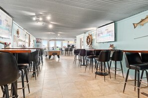 ランチ、ディナーに営業